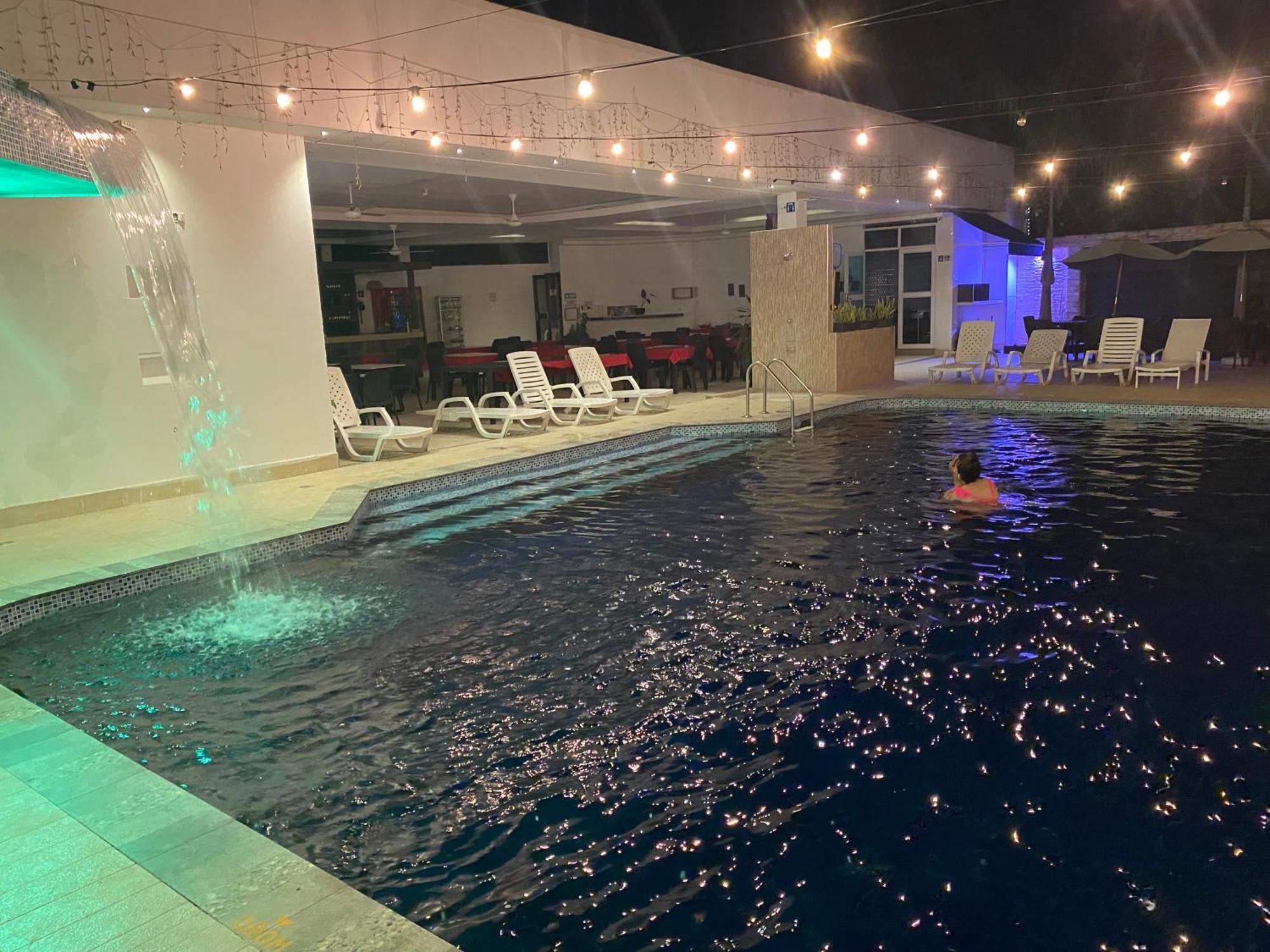 Hotel Deluxe Oasis De La Colina Girardot Kültér fotó